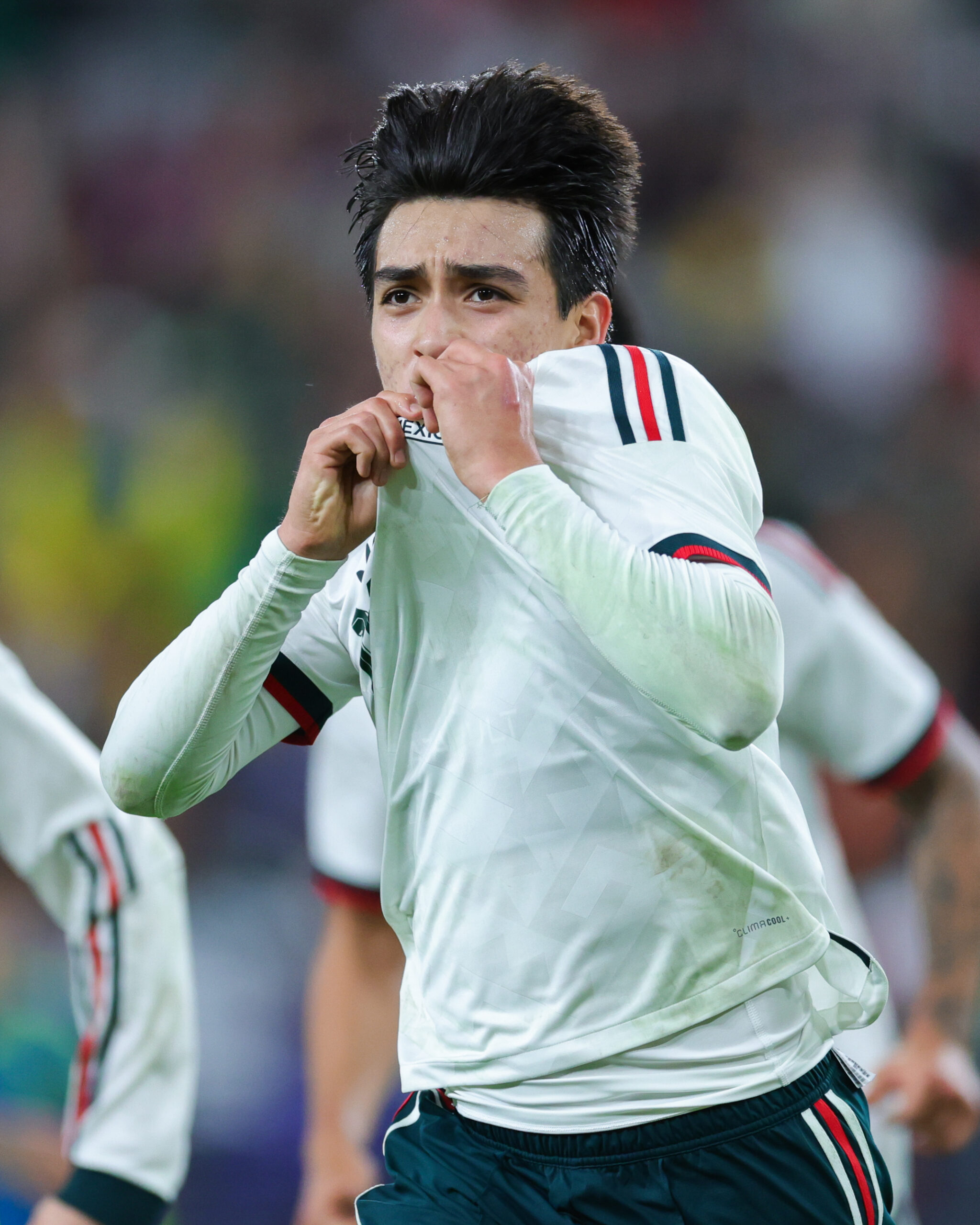 Estrena la 10 y hace historia: Mora marca su primer gol con México ante Colombia